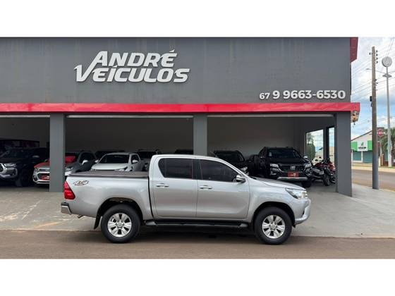 TOYOTA HILUX 2.8 SRX 4X4 CD 16V DIESEL 4P AUTOMÁTICO TOYOTA HILUX 2.8 SRX 4X4 CD 16V DIESEL 4P AUTOMÁTICO
